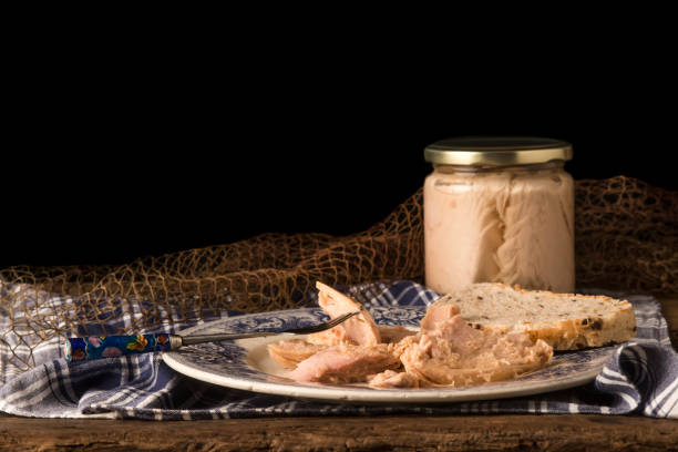 tuńczyk może czarne tło - flaked tuna zdjęcia i obrazy z banku zdjęć