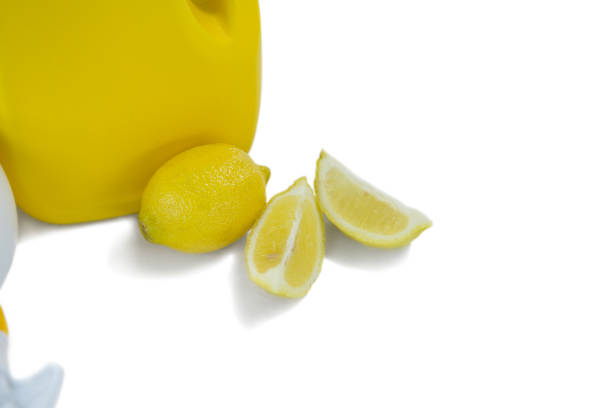 vue d’angle élevé de citrons avec bouteille - color image copy space high angle view isolated photos et images de collection