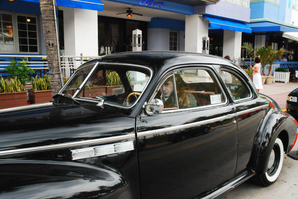 un clásico buick en south beach - humphrey bogart fotografías e imágenes de stock