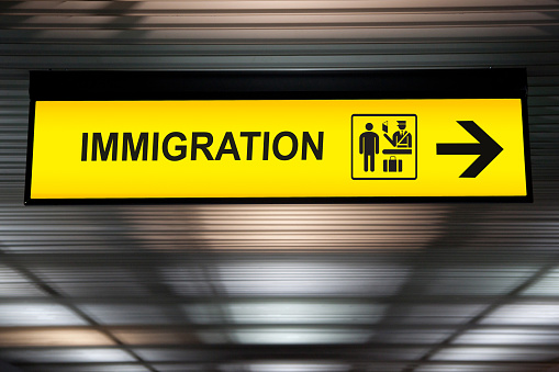 Signo de inmigración y aduanas de aeropuerto photo