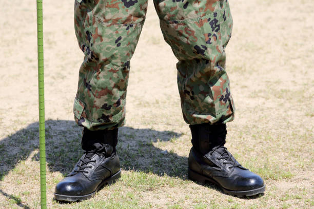 soldado em pé com botas - japanese military - fotografias e filmes do acervo