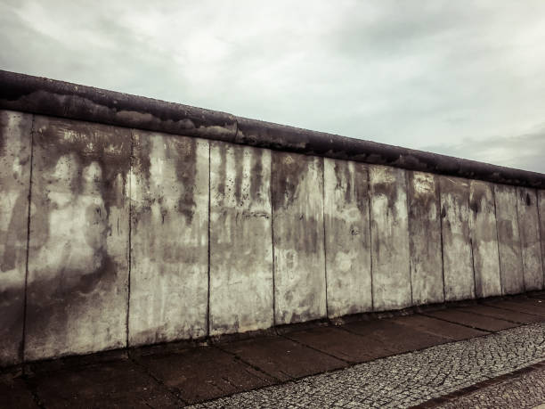 il muro - east germany berlin germany graffiti wall foto e immagini stock