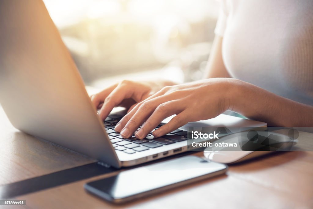 Closeup Frauenhand Eingabe auf einem laptop - Lizenzfrei Schreiben Stock-Foto