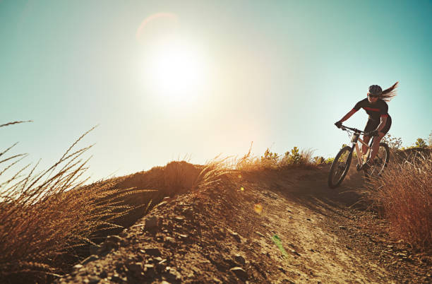 cuatro ruedas mueven el cuerpo, dos mueve el alma - mountain biking fotografías e imágenes de stock