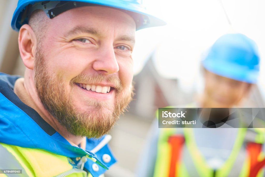 Sorrisos de engenheiro masculino para câmera - Foto de stock de Eletricista royalty-free