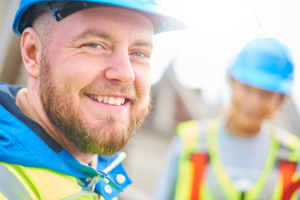 мужчина-инженер улыбается камере - manual worker portrait helmet technology стоковые фото и изображения