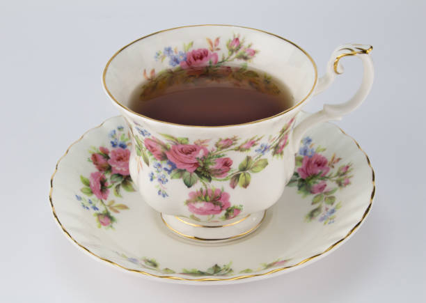 komplette antike teetasse und untertasse mit rosa und gold dekoration isoliert auf weiss - old fashioned tea cup victorian style beauty stock-fotos und bilder