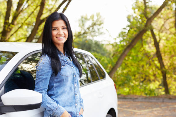 frau, die durch ihr auto - women customer service representative service standing stock-fotos und bilder