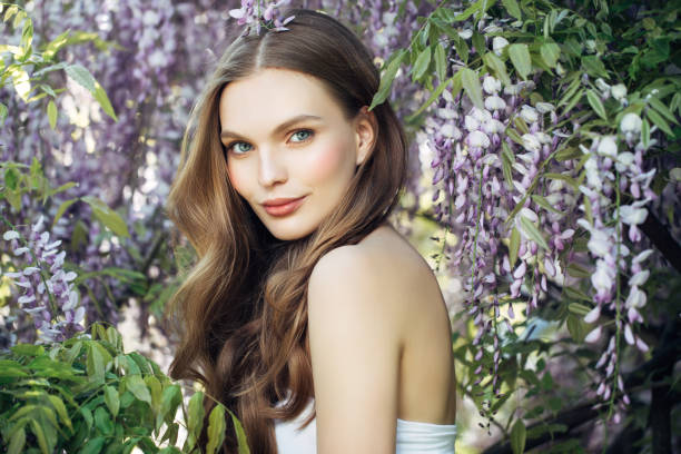 красивая девушка на фоне весеннего куста - floral модель стоковые фото и изображения