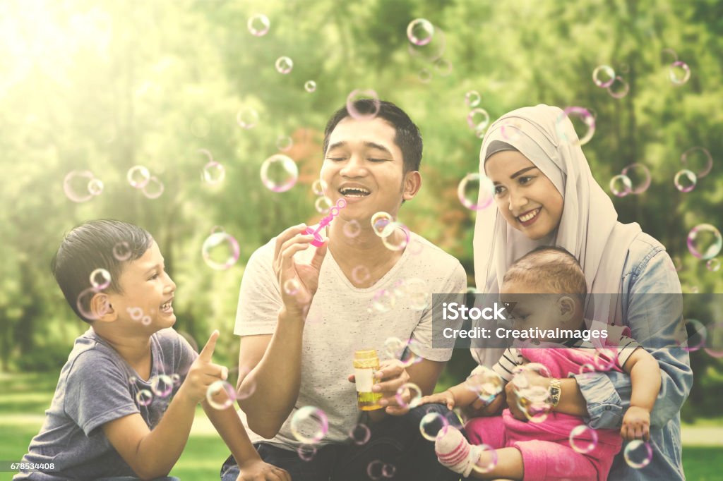 Muslimische Familie spielt mit Seifenblase - Lizenzfrei Familie Stock-Foto