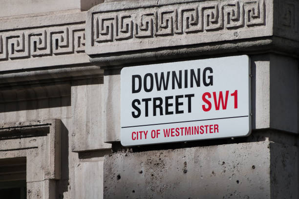 orientação de downing street, londres. - london england sign street street name sign - fotografias e filmes do acervo