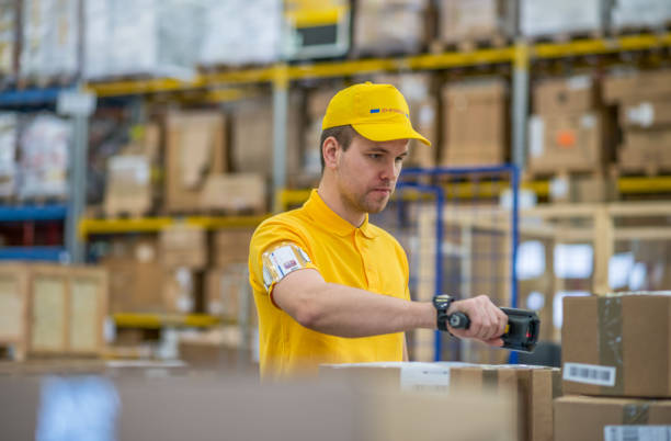 utilizzo del lettore di codici a barre - warehouse bar code reader manual worker working foto e immagini stock