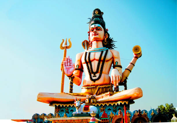 огромная статуя шивы на пути парикрима в омкарешваре, мадхья-прадеш, индия - goddess indian culture statue god стоковые фото и изображения