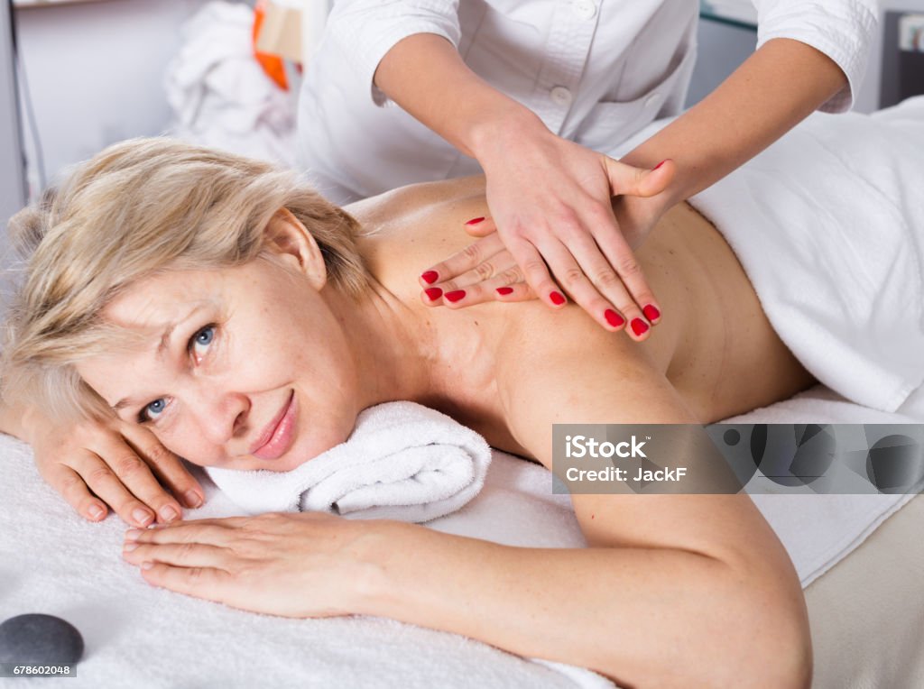 Fancy National folketælling slids Mature Woman Having Massage Stock Photo - Download Image Now - Accuracy,  Adult, Back - iStock