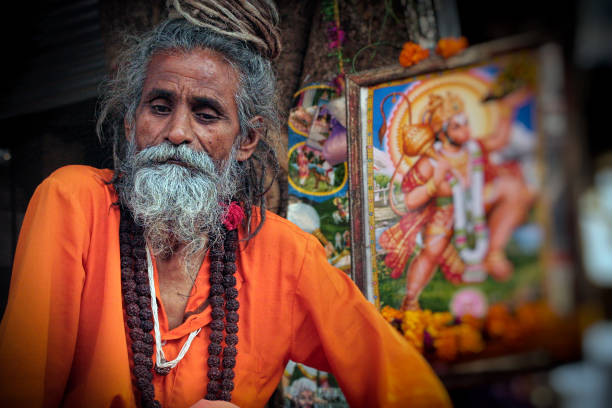 portrait d’un sadhu indien non identifié (saint homme) près de saint pushkar sarovar (lac) à pushkar - india brahmin hinduism tourism photos et images de collection