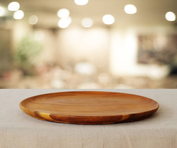 bokeh 빛 배경, 음식, 제품 디스플레이 몽타주 흐리게 카페에 빈 나무 라운드 트레이 - tray table 뉴스 사진 이미지