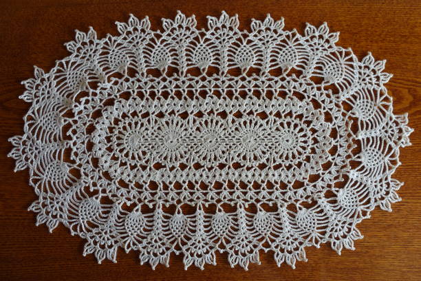 owalna biała koronka szydełkowa ręcznie robiona na drewnie z góry - doily lace knitting textile zdjęcia i obrazy z banku zdjęć