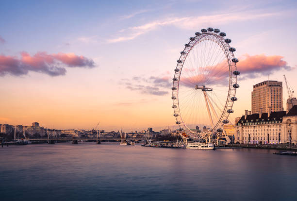 london cityscape z millennium wheel (london eye) o zachodzie słońca - westminster bridge obrazy zdjęcia i obrazy z banku zdjęć