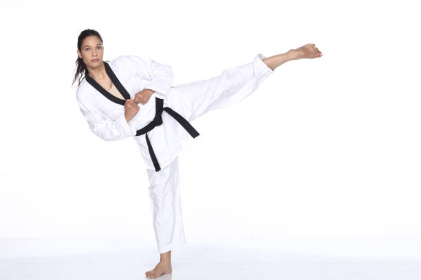 mistrz czarny pas taekwondo nauczyciel pokaż walki stanowią, - martial arts women tae kwon do black belt zdjęcia i obrazy z banku zdjęć