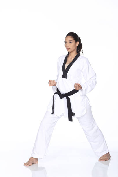 mistrz czarny pas taekwondo nauczyciel pokaż walki stanowią, - martial arts women tae kwon do black belt zdjęcia i obrazy z banku zdjęć