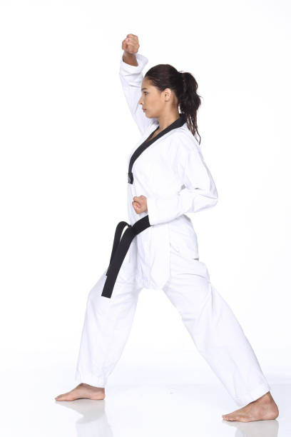 мастер черный пояс taekwondo учитель показать боевую позу, - martial arts women tae kwon do black belt стоковые фото и изображения
