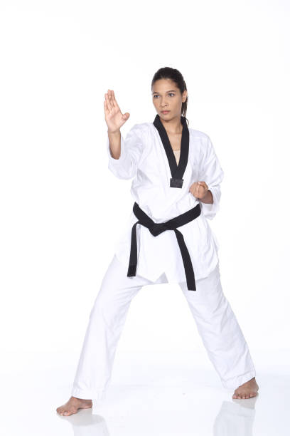 мастер черный пояс taekwondo учитель показать боевую позу, - martial arts women tae kwon do black belt стоковые фото и изображения