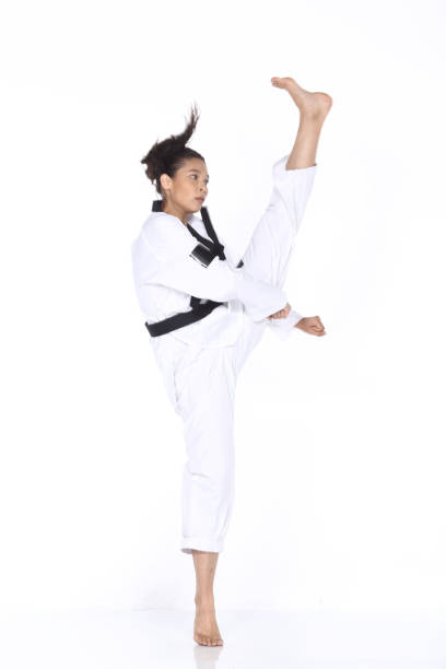 mistrz czarny pas taekwondo nauczyciel pokaż walki stanowią, - martial arts women tae kwon do black belt zdjęcia i obrazy z banku zdjęć