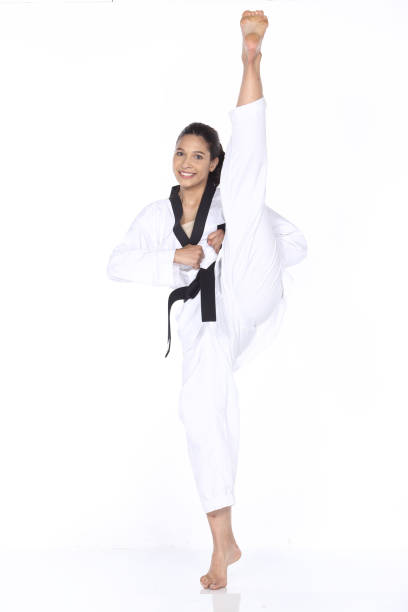 мастер черный пояс taekwondo учитель показать боевую позу, - do kwon стоковые фото и изображени я