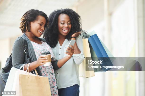 Foto de Boas Notícias e mais fotos de stock de Fazer Compras - Fazer Compras, Comércio - Consumismo, Mulheres