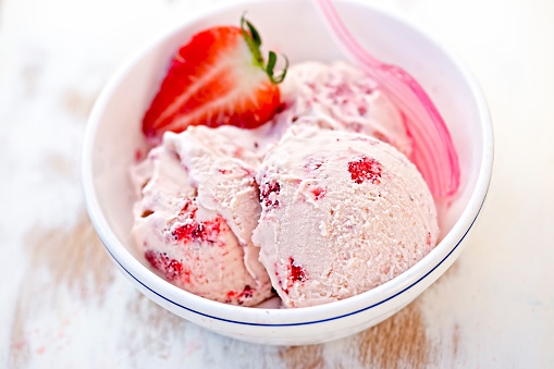 Fresa helado de crema en el tazón de fuente blanco photo