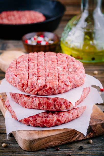 ингредиенты для бургеров: сырые говяжьи котлеты из фарша - veal raw meat pink стоковые фото и изображения