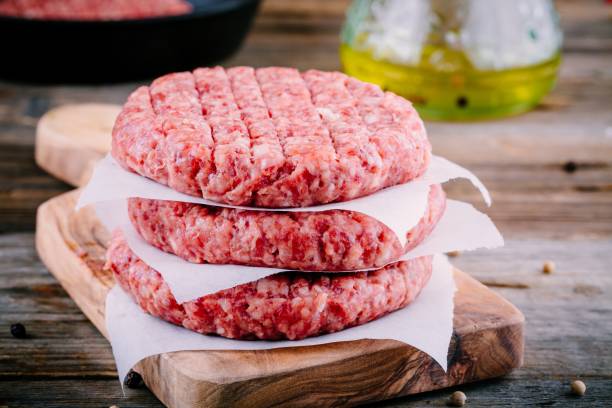 ингредиенты для бургеров: сырые говяжьи котлеты из фарша - veal raw meat pink стоковые фото и изображения