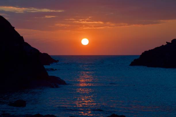 puesta de sol en port quin - english quin fotografías e imágenes de stock