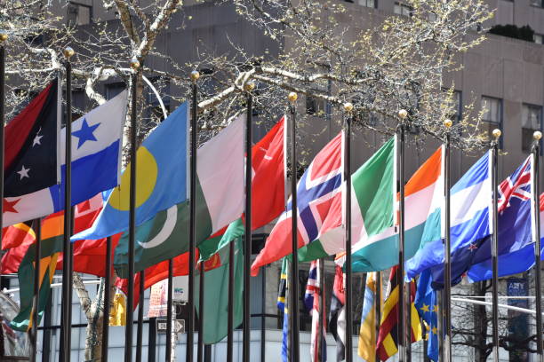 bandiere del mondo all'ingresso dell'edificio - gruppo dei 20 immagine foto e immagini stock