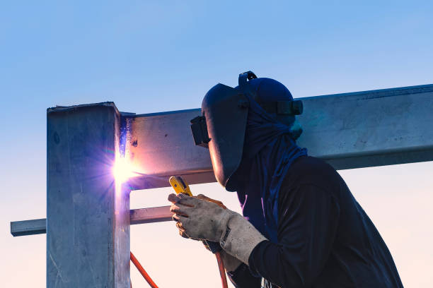 worker welding parts of stell construction - employment issues flash imagens e fotografias de stock