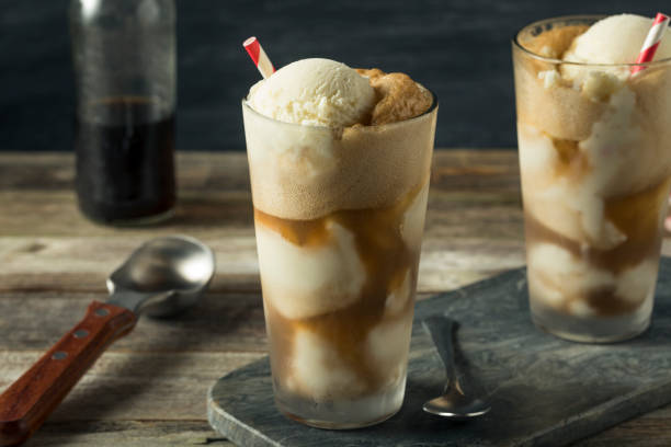 flotador de ice cream soda casera vaca negro - float fotografías e imágenes de stock