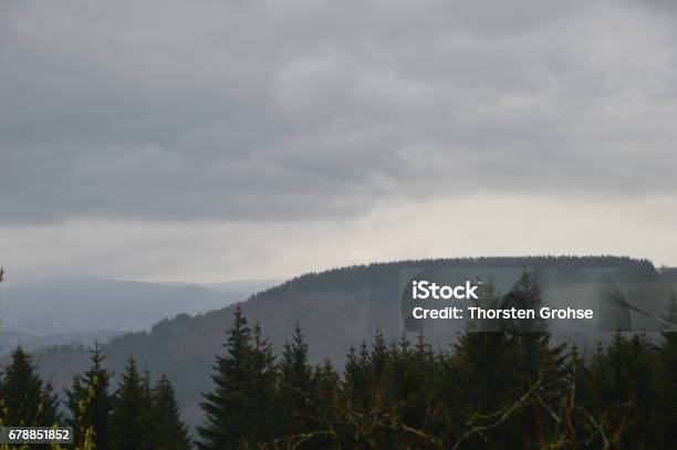 Photo libre de droit de Wolken Ziehen Über Wälder Und Felder banque d'images et plus d'images libres de droit de Allemagne - Allemagne, Arbre, Bleu