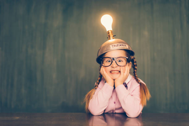 jeune fille de nerd avec le chapeau pensant - blackboard child thinking little girls photos et images de collection