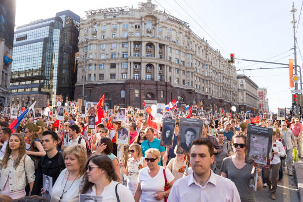 processione del reggimento immortale nel giorno della vittoria - migliaia di persone che marciavano lungo via tverskaya verso la piazza rossa con bandiere e ritratti in commemorazione dei loro cari che combatterono nella seconda guerra mondiale - nationwide foto e immagini stock