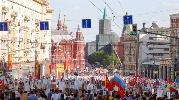 processione del reggimento immortale nel giorno della vittoria - migliaia di persone che marciavano lungo via tverskaya verso la piazza rossa con bandiere e ritratti in commemorazione dei loro cari che combatterono nella seconda guerra mondiale - nationwide foto e immagini stock