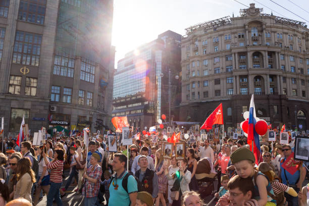 processione del reggimento immortale nel giorno della vittoria - migliaia di persone che marciavano lungo via tverskaya verso la piazza rossa con bandiere e ritratti in commemorazione dei loro cari che combatterono nella seconda guerra mondiale - nationwide foto e immagini stock