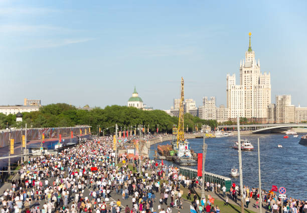 processione del reggimento immortale nel giorno della vittoria - migliaia di persone che marciavano lungo l'argine del fiume moscova in direzione del grattacielo dell'era stalin con bandiere e ritratti in commemorazione dei loro cari che combatterono nella - nationwide foto e immagini stock