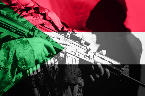 수단의 국기와 기관총을 가진 군인 - sudan 뉴스 사진 이미지
