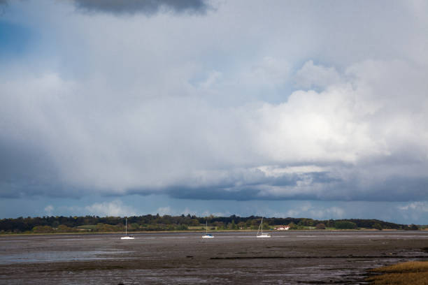 sol frío de primavera en el famoso lugar de belleza y destino turístico en el estuario del río stour en essex inglaterra - john constable fotografías e imágenes de stock