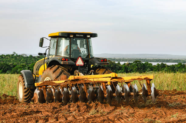 aratura del trattore e preparazione del terreno. - editorial horizontal farmer occupation foto e immagini stock