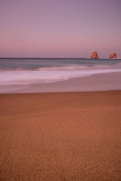 atardecer recibiendo 라 올 en invierno en 라 코스타 델 3 월 cantábrico, "las gemelas", 플 라 야 드 hendaya, 프랑스. 일몰 칸타브리아 해, "las gemelas", hendaya 비치, 프랑스의 해 안에 겨울에서 밤을 받고. - soledad 뉴스 사진 이미지