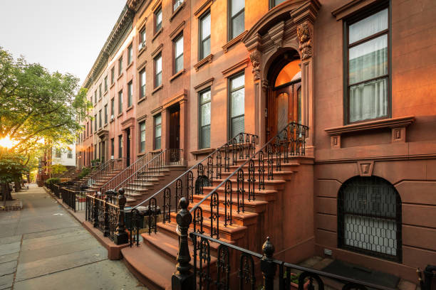 brooklyn brownstones - piedra caliza de color rojizo fotografías e imágenes de stock