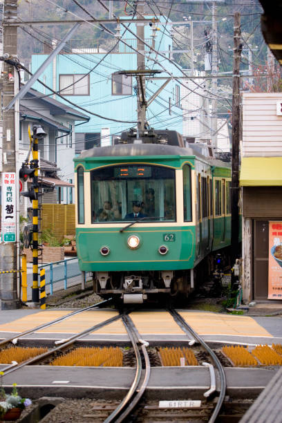 ferrocarril eléctrico de enoshima (línea enoden) - kamakura japan tourist people fotografías e imágenes de stock