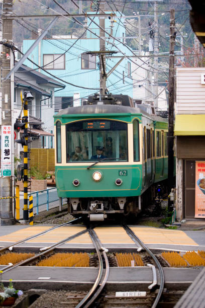 enoshima kolej elektryczna (linia enoden) - kamakura japan tourist people zdjęcia i obrazy z banku zdjęć