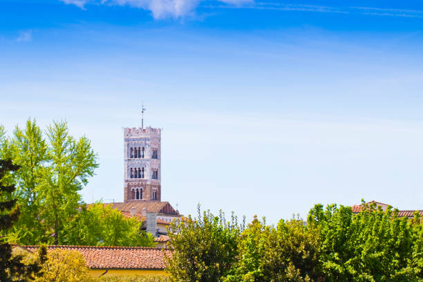 glockenturm von st. michael aus stein und weißem marmor (italien - toskana - lucca stadt) - italy bell tower built structure building exterior stock-fotos und bilder